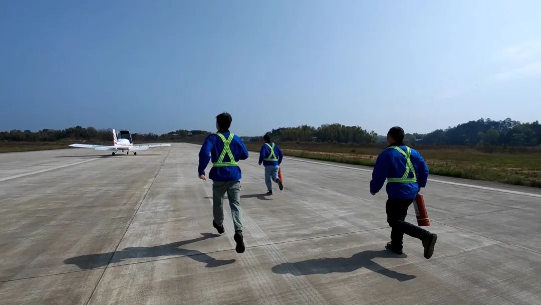 空地協(xié)同顯身手！湖南航空應(yīng)急救援隊(duì)山河機(jī)組開展特情處置應(yīng)急演練