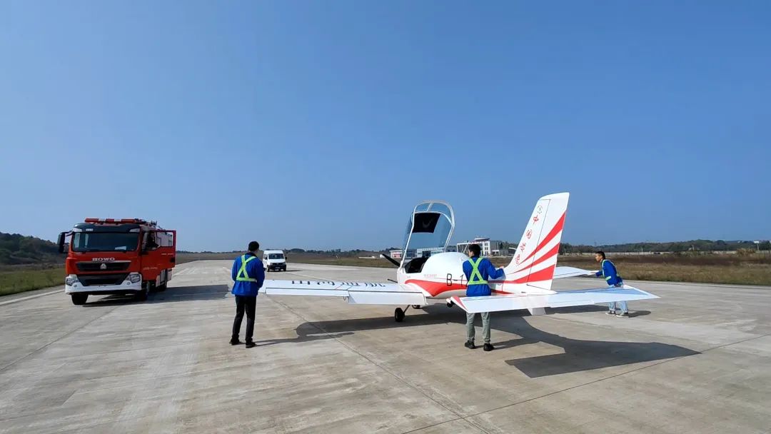 空地協(xié)同顯身手！湖南航空應(yīng)急救援隊(duì)山河機(jī)組開展特情處置應(yīng)急演練